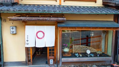JAPAN, KYOTO Nisan 2024: Kyoto 'daki Ryozen Gokoku Tapınağı girişi