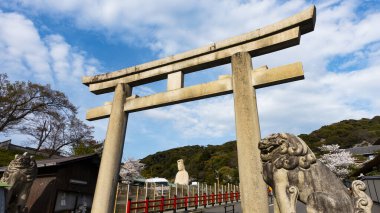 JAPAN, KYOTO Nisan 2024: Kyoto 'daki Ryozen Gokoku Tapınağı girişi