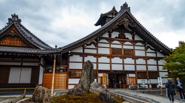 Japonca, KYOTO Nisan 2024: Arashiyama, Kyoto, Japonya 'daki Tenryu-ji Tapınağı