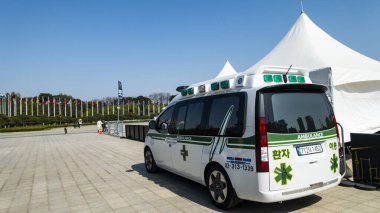 KOREA, SEOUL Nisan 2024: Olimpiyat Parkı, Seul, Güney Kore 'de ambulans