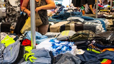 Ucuz giysili sokak pazarları, Roma, İtalya