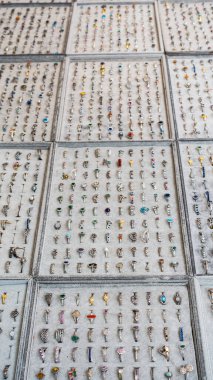 Ucuz, kaliteli mücevherleri olan sokak pazarları, Roma, İtalya