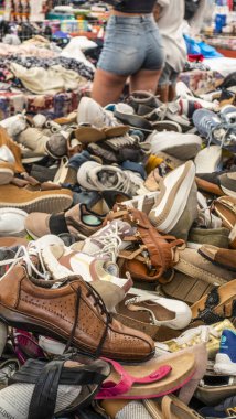 Güzel bir kız ucuz kaliteli ayakkabıların önünde, Roma, İtalya