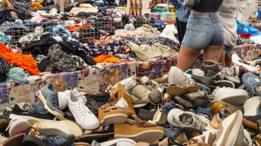 Güzel bir kız ucuz kaliteli ayakkabıların önünde, Roma, İtalya