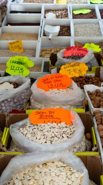 Tipik İtalyan yemekleri ve kurutulmuş meyve ve baklagillerle sokak tezgahları, Roma, İtalya