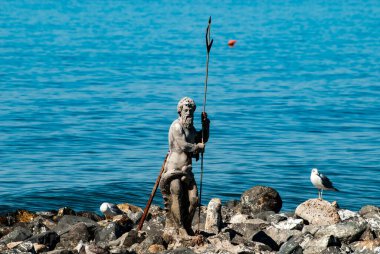 LIDO DI OSTIA ROME, Ostia Lido, Roma, İtalya 'da güneş şemsiyeli plaj panoraması ve şezlonglar