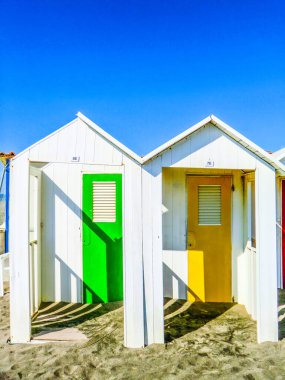 LIDO DI OSTIA ROME, Ostia Lido, Roma, İtalya 'da güneş şemsiyeli plaj panoraması ve şezlonglar