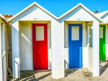 LIDO DI OSTIA ROME, Ostia Lido, Roma, İtalya 'da güneş şemsiyeli plaj panoraması ve şezlonglar