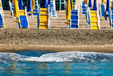 LIDO DI OSTIA ROME, Ostia Lido, Roma, İtalya 'da güneş şemsiyeli plaj panoraması ve şezlonglar