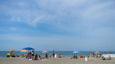 LIDO DI OSTIA ROME, Ostia Lido, Roma, İtalya 'da güneş şemsiyeli plaj panoraması ve şezlonglar