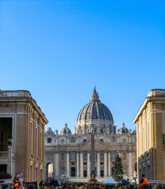 Vatikan Şehri, Aziz Peter Meydanı Noel dönemi için turistlerle dolu. St. Peter Bazilikası ve Mısır Dikilitaşı, Roma, İtalya, Avrupa