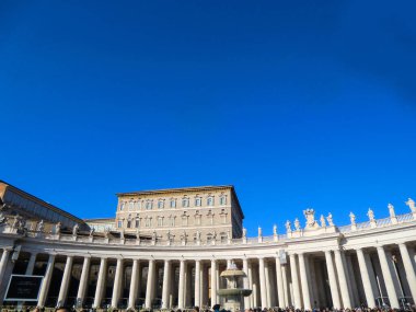 Vatikan Şehri, Aziz Peter Meydanı Noel dönemi için turistlerle dolu. St. Peter Bazilikası ve Mısır Dikilitaşı, Roma, İtalya, Avrupa