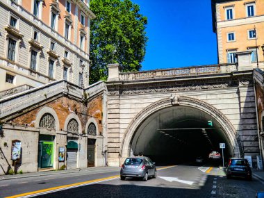 Traforo Umberto I, Roma 'daki tünel, Roma, İtalya. Traforo Umberto I, 1902-1905 yılları arasında Quirinal Hill 'in altında inşa edilen ve iki önemli yolu birleştiren bir tüneldir: Via Nazionale ve Via del Tritone.