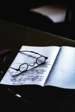 Boston, Massachusetts MA, ABD 'deki B. Franklin ev müzesinde yazım masasında gözlük ve el yazmaları..