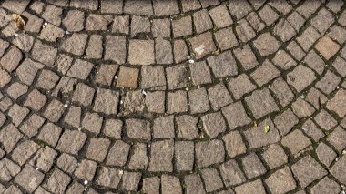 Roma sokaklarının tipik kaldırımları, parke taşı sanpietrini, Roma Casalpalocco, Roma 'nın güneyi, Le Terrazze ticaret merkezi, Roma, İtalya