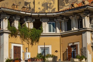 Ostia Lido 'da güzel özgürlük mimarisi örnekleri faşist hükümet sırasında, Roma, İtalya (7 Şubat 1923), Ostia Nuova adı Ostia Mare olarak değiştirildi.).