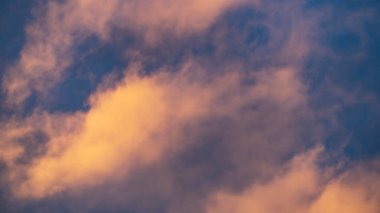 Pembe bulutlu güzel bir akşam göğü