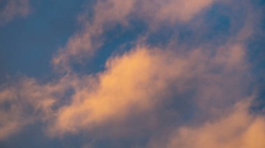 Pembe bulutlu güzel bir akşam göğü