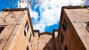 Roma, İtalya 'daki Garbatella bölgesinde tipik eski bina cephesi