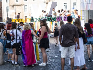 Roma Gururu, 14 Haziran 2025, LGBTQIA + gurur ve haklar için bir gösteri. Geçit töreni, merkezdeki birkaç sokaktan geçerek Roma, İtalya 'daki Via delle Terme di Caracalla' da başladı.