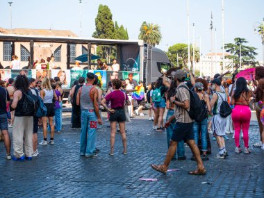 Roma Gururu, 14 Haziran 2025, LGBTQIA + gurur ve haklar için bir gösteri. Geçit töreni, merkezdeki birkaç sokaktan geçerek Roma, İtalya 'daki Via delle Terme di Caracalla' da başladı.