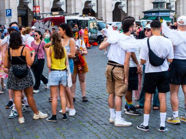 Roma Gururu, 14 Haziran 2025, LGBTQIA + gurur ve haklar için bir gösteri. Geçit töreni, merkezdeki birkaç sokaktan geçerek Roma, İtalya 'daki Via delle Terme di Caracalla' da başladı.