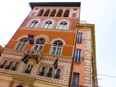 Roma 'nın göbeğindeki tarihi çok katlı bina, Via Nazionale ve Via Agostino Depretis' in kesiştiği yer, Roma, İtalya