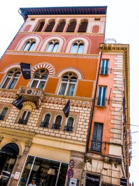 Roma 'nın göbeğindeki tarihi çok katlı bina, Via Nazionale ve Via Agostino Depretis' in kesiştiği yer, Roma, İtalya
