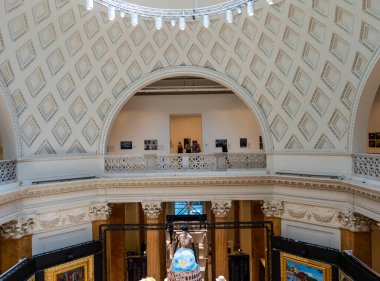 Palazzo delle Esposizioni kültür merkezi ve İtalya 'daki Via Nazionale müzesinin iç görünümü. Manken Colosseum 'u temsil eden bir etek giyiyor..