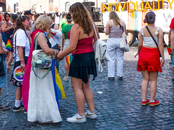 Roma Gururu, 14 Haziran 2025, LGBTQIA + gurur ve haklar için bir gösteri. Geçit töreni, merkezdeki birkaç sokaktan geçerek Roma, İtalya 'daki Via delle Terme di Caracalla' da başladı.