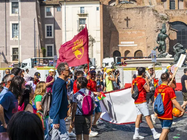 Roma Gururu, 14 Haziran 2025, LGBTQIA + gurur ve haklar için bir gösteri. Geçit töreni, merkezdeki birkaç sokaktan geçerek Roma, İtalya 'daki Via delle Terme di Caracalla' da başladı.