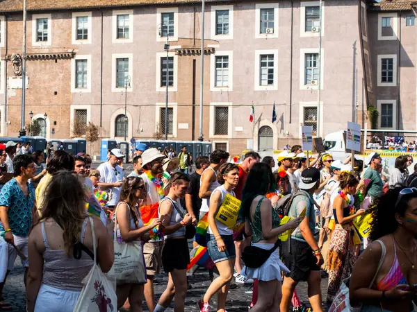 Roma Gururu, 14 Haziran 2025, LGBTQIA + gurur ve haklar için bir gösteri. Geçit töreni, merkezdeki birkaç sokaktan geçerek Roma, İtalya 'daki Via delle Terme di Caracalla' da başladı.