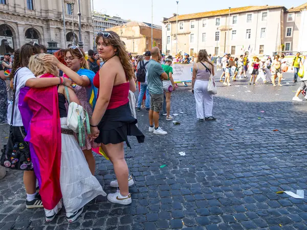 Roma Gururu, 14 Haziran 2025, LGBTQIA + gurur ve haklar için bir gösteri. Geçit töreni, merkezdeki birkaç sokaktan geçerek Roma, İtalya 'daki Via delle Terme di Caracalla' da başladı.