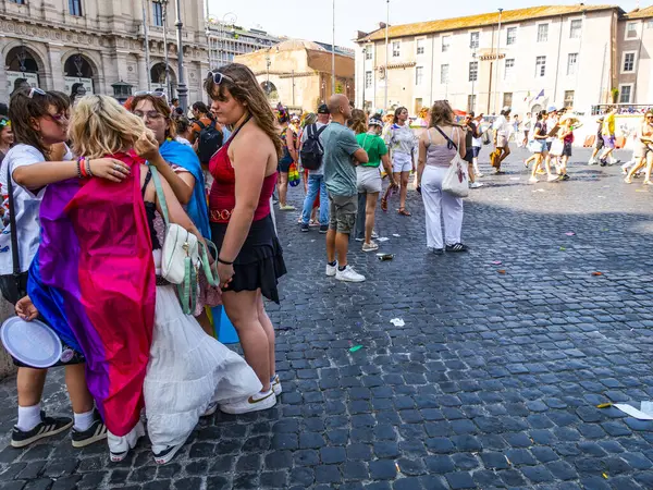 Roma Gururu, 14 Haziran 2025, LGBTQIA + gurur ve haklar için bir gösteri. Geçit töreni, merkezdeki birkaç sokaktan geçerek Roma, İtalya 'daki Via delle Terme di Caracalla' da başladı.