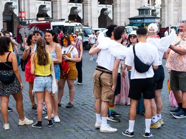 Roma Gururu, 14 Haziran 2025, LGBTQIA + gurur ve haklar için bir gösteri. Geçit töreni, merkezdeki birkaç sokaktan geçerek Roma, İtalya 'daki Via delle Terme di Caracalla' da başladı.