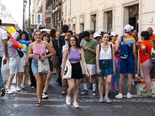 Roma Gururu, 14 Haziran 2025, LGBTQIA + gurur ve haklar için bir gösteri. Geçit töreni, merkezdeki birkaç sokaktan geçerek Roma, İtalya 'daki Via delle Terme di Caracalla' da başladı.