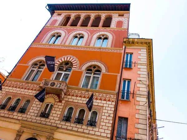 Roma 'nın göbeğindeki tarihi çok katlı bina, Via Nazionale ve Via Agostino Depretis' in kesiştiği yer, Roma, İtalya