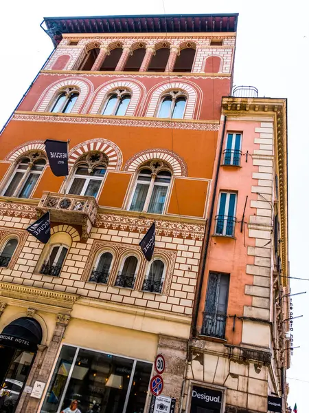 Roma 'nın göbeğindeki tarihi çok katlı bina, Via Nazionale ve Via Agostino Depretis' in kesiştiği yer, Roma, İtalya