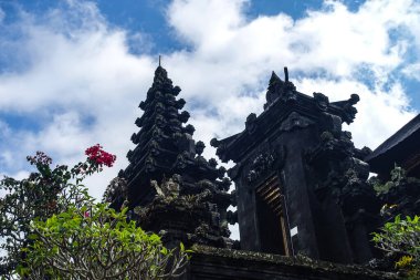 Besakih, Pura Agung Besakih tapınağı kompleksi, Bali, Endonezya. Besakih Tapınağı, Bali 'nin doğusundaki Agung Dağı' nın yamaçlarındaki Besakih Köyü 'nde bulunan Ana Tapınak, Bali Hinduizminin en önemli, en büyük ve en kutsal tapınağıdır..