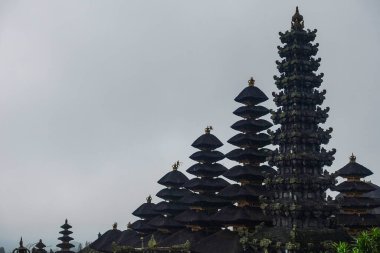 Besakih 'te yağmurlu bir gün, Pura Agung Besakih tapınağı kompleksi, Bali, Endonezya. Bali 'nin doğusundaki Agung Dağı' nın yamaçlarındaki Besakih Tapınağı, Hinduizm 'in en önemli, en büyük ve en kutsal tapınağıdır..     