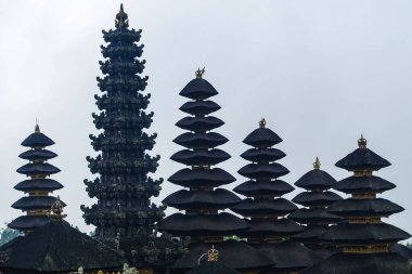Besakih 'te yağmurlu bir gün, Pura Agung Besakih tapınağı kompleksi, Bali, Endonezya. Bali 'nin doğusundaki Agung Dağı' nın yamaçlarındaki Besakih Tapınağı, Hinduizm 'in en önemli, en büyük ve en kutsal tapınağıdır.