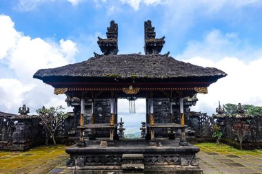 Besakih, Pura Agung Besakih tapınağı kompleksi, Bali, Endonezya. Besakih Tapınağı, Bali 'nin doğusundaki Agung Dağı' nın yamaçlarındaki Besakih Köyü 'nde bulunan Ana Tapınak, Bali Hinduizminin en önemli, en büyük ve en kutsal tapınağıdır..