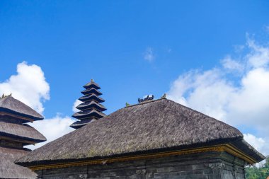Besakih, Pura Agung Besakih tapınağı kompleksi, Bali, Endonezya. Besakih Tapınağı, Bali 'nin doğusundaki Agung Dağı' nın yamaçlarındaki Besakih Köyü 'nde bulunan Ana Tapınak, Bali Hinduizminin en önemli, en büyük ve en kutsal tapınağıdır..