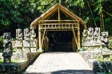 Penglipuran Köyü 'nün yanındaki Bambu ormanında şeytan heykelleri. Bali Regency, Bali, Endonezya