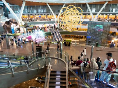 Doha, Katar Haziran 2025, Doha Hamad Uluslararası Havalimanı mimarisi ve meyve bahçesinde kapalı alan.