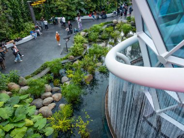 Doha, Katar Haziran 2025, Doha Hamad Uluslararası Havalimanı mimarisi ve meyve bahçesinde kapalı alan.