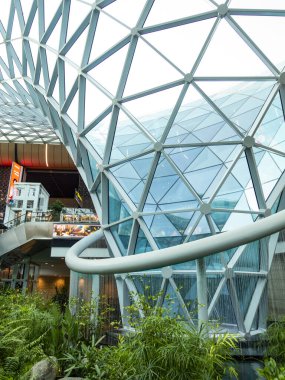 Doha, Katar Haziran 2025, Doha Hamad Uluslararası Havalimanı mimarisi ve meyve bahçesinde kapalı alan.