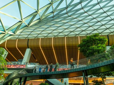 Doha, Katar Haziran 2025, Doha Hamad Uluslararası Havalimanı mimarisi ve meyve bahçesinde kapalı alan.