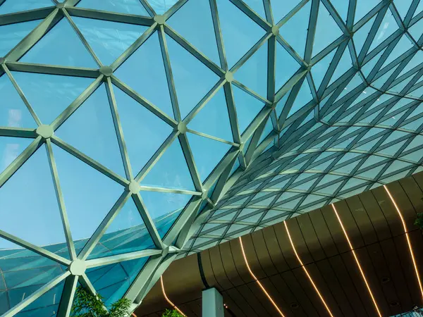 Doha, Katar Haziran 2025, Doha Hamad Uluslararası Havalimanı mimarisi ve meyve bahçesinde kapalı alan.