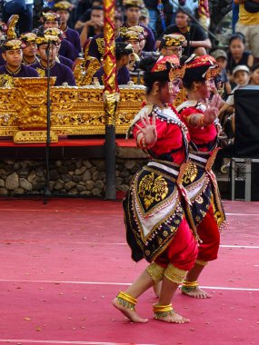 Denpasar Temmuz 2025. Denpasar Sanat Merkezi. Kalangan ratna kanda sanat merkezi. Balili Barong dansçıları (Barong, Bali mitolojisindeki yaratığa benzeyen bir aslan) geleneksel kostümleriyle 2025 Bali Sanat Festivali 'ni kutluyorlardı.